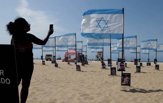 October 7, 2025, Rio De Janeiro, Rio De Janeiro, Brazil: Rio de Paz, a Brazilian human rights NGO known for its symbolic public demonstrations installed 22 Israeli flags and photos of 48 hostages on Copacabana Beach in a demonstration against terrorism and in solidarity with the victims of the Hamas attack on October 7, 2023, marking two years since the attacks on Israel. The act denounced terrorism and called for the release of hostages still held in Gaza. Rio De Janeiro Brazil - ZUMAk251 20251007_znp_k251_014 Copyright: xBobxKarpx