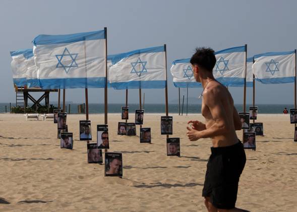 October 7, 2025, Rio De Janeiro, Rio De Janeiro, Brazil: Rio de Paz, a Brazilian human rights NGO known for its symbolic public demonstrations installed 22 Israeli flags and photos of 48 hostages on Copacabana Beach in a demonstration against terrorism and in solidarity with the victims of the Hamas attack on October 7, 2023, marking two years since the attacks on Israel. The act denounced terrorism and called for the release of hostages still held in Gaza. Rio De Janeiro Brazil - ZUMAk251 20251007_znp_k251_001 Copyright: xBobxKarpx
