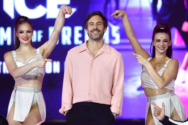 Sänger Max Giesinger mit Eiskunstläuferinnen beim Presscall zur neuen Show Holiday on Ice: Cinema of Dreams im Dock 1 in Köln. Köln, 08.10.2025 NRW Deutschland Copyright: xChristophxHardtx