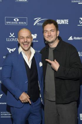 Johannes Kienast mit Gast bei der Verleihung des Deutschen Schauspielpreises 2025 im Hotel Pullman Berlin Schweizerhof. Berlin, 09.10.2025