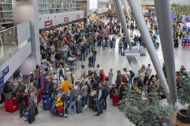 Volle Abfertigungshalle, Warteschlangen, Terminal B, viele Tausend Menschen starten am ersten Tag der NRW Herbstferien in der Urlaub, am Flughafen Düsseldorf, die Wartezeiten hielten sich aber in Grenzen, trotz des großen Ansturm, NRW, Deutschland Ferienstart DUS