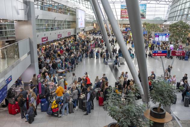 Volle Abfertigungshalle, Warteschlangen, Terminal B, viele Tausend Menschen starten am ersten Tag der NRW Herbstferien in der Urlaub, am Flughafen Düsseldorf, die Wartezeiten hielten sich aber in Grenzen, trotz des großen Ansturm, NRW, Deutschland Ferienstart DUS