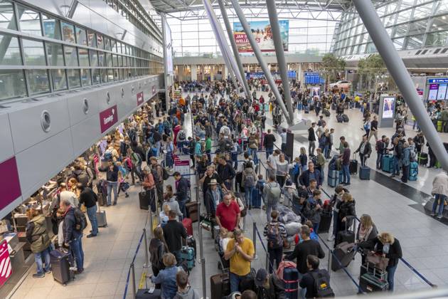 Volle Abfertigungshalle, Warteschlangen, Terminal B, viele Tausend Menschen starten am ersten Tag der NRW Herbstferien in der Urlaub, am Flughafen Düsseldorf, die Wartezeiten hielten sich aber in Grenzen, trotz des großen Ansturm, NRW, Deutschland Ferienstart DUS