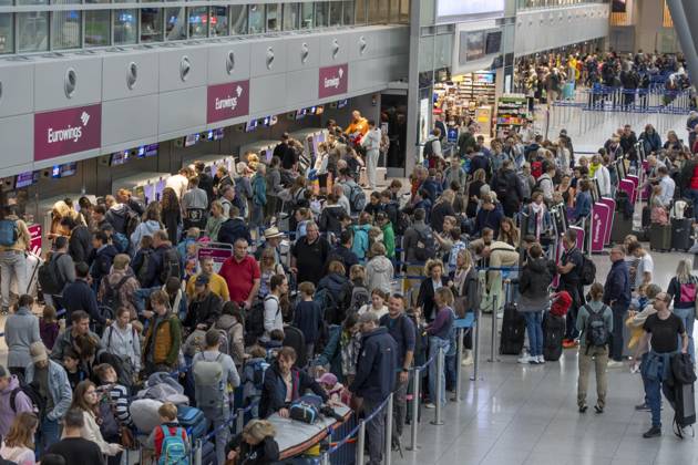 Volle Abfertigungshalle, Warteschlangen, Terminal B, viele Tausend Menschen starten am ersten Tag der NRW Herbstferien in der Urlaub, am Flughafen Düsseldorf, die Wartezeiten hielten sich aber in Grenzen, trotz des großen Ansturm, NRW, Deutschland Ferienstart DUS