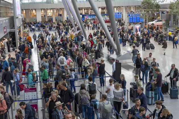 Volle Abfertigungshalle, Warteschlangen, Terminal B, viele Tausend Menschen starten am ersten Tag der NRW Herbstferien in der Urlaub, am Flughafen Düsseldorf, die Wartezeiten hielten sich aber in Grenzen, trotz des großen Ansturm, NRW, Deutschland Ferienstart DUS