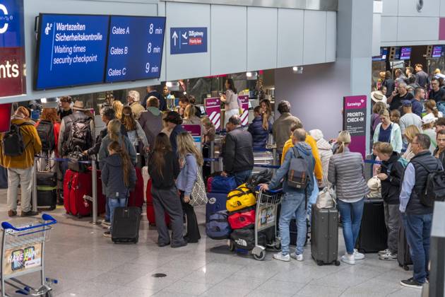 Volle Abfertigungshalle, Warteschlangen, Terminal B, viele Tausend Menschen starten am ersten Tag der NRW Herbstferien in der Urlaub, am Flughafen Düsseldorf, die Wartezeiten hielten sich aber in Grenzen, trotz des großen Ansturm, NRW, Deutschland Ferienstart DUS