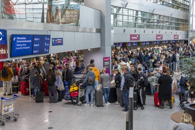 Volle Abfertigungshalle, Warteschlangen, Terminal B, viele Tausend Menschen starten am ersten Tag der NRW Herbstferien in der Urlaub, am Flughafen Düsseldorf, die Wartezeiten hielten sich aber in Grenzen, trotz des großen Ansturm, NRW, Deutschland Ferienstart DUS