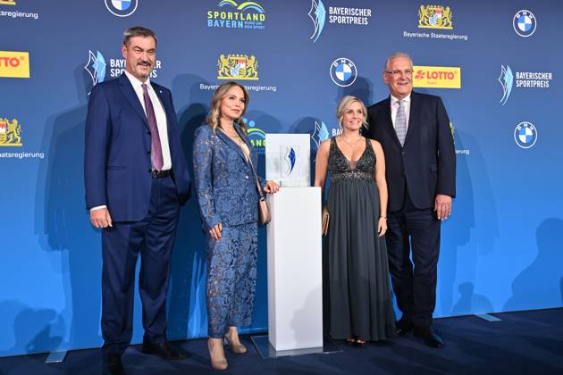 Markus SOEDER (Ministerpraesident Bayern und CSU Vorsitzender) und Joachim HERRMANN (Innenminister Bayern) mit Christina Tina RUPPRECHT (Box Weltmeisterin,Preistraegerin SPORTMOMENTE FUER DIE EWIGKEIT) und Laudatorin Regina HALMICH. Bayerischer Sportpreis 2025 in der BMW Welt, Roter Teppich,Red Carpet am 11.10.2025