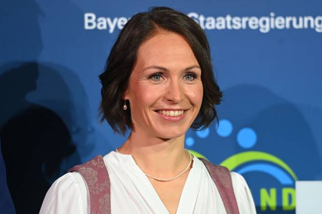 Magdalena NEUNER (Ex Biathletin), Einzelbild,angeschnittenes Einzelmotiv,Portraet,Portrait,Porträt. Bayerischer Sportpreis 2025 in der BMW Welt, Roter Teppich,Red Carpet am 11.10.2025
