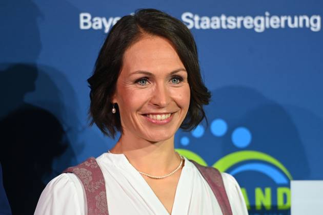 Magdalena NEUNER (Ex Biathletin), Einzelbild,angeschnittenes Einzelmotiv,Portraet,Portrait,Porträt. Bayerischer Sportpreis 2025 in der BMW Welt, Roter Teppich,Red Carpet am 11.10.2025