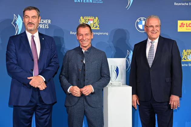 v.li:Markus SOEDER (Ministerpraesident Bayern und CSU Vorsitzender), Moderator Markus OTHMER, Joachim HERRMANN (Innenminister Bayern), Bayerischer Sportpreis 2025 in der BMW Welt, Roter Teppich,Red Carpet am 11.10.2025