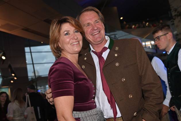 Markus WASMEIER (Ex Skirennlaeufer), mit Ehefrau Brigitte, Bayerischer Sportpreis 2025 in der BMW Welt, Roter Teppich,Red Carpet am 11.10.2025