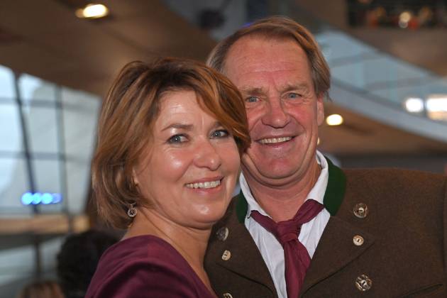 Markus WASMEIER (Ex Skirennlaeufer), mit Ehefrau Brigitte, Bayerischer Sportpreis 2025 in der BMW Welt, Roter Teppich,Red Carpet am 11.10.2025