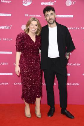 Tim Allhoff mit Gast bei der Verleihung des Opus Klassik 2025 im Konzerthaus am Gendarmenmarkt. Berlin, 12.10.2025