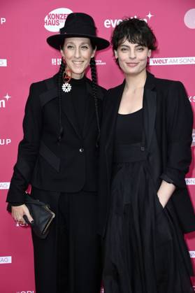 Esther Perbandt und Emily D™Angelo bei der Verleihung des Opus Klassik 2025 im Konzerthaus am Gendarmenmarkt. Berlin, 12.10.2025