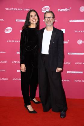 Matthias Matschke mit Partnerin Theresa Kronthaler bei der Verleihung des Opus Klassik 2025 im Konzerthaus am Gendarmenmarkt. Berlin, 12.10.2025