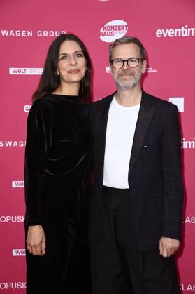 Matthias Matschke mit Partnerin Theresa Kronthaler bei der Verleihung des Opus Klassik 2025 im Konzerthaus am Gendarmenmarkt. Berlin, 12.10.2025