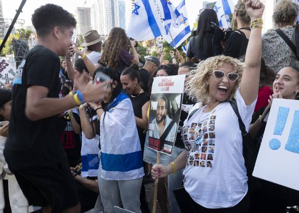 Israelis in Hostages Square in Tel Aviv, Israel on Monday October 13, 2025 celebrate the return of all living and most of the dead Israeli hostages taken captive by Hamas terrorists on October 7, 2023. Israel and Hamas signed onto the us-brokered ceasefire deal and all hostages are returned today as US president Trump makes a historic visit to Israel and then to Egypt to sign the peace deal, ending the two-year war in the Gaza Strip.  ISR20251001312 JimxHollander