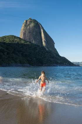 Boy playing on URCA beach in Rio de Janeiro, Brazil Rio de Janeiro, State of Rio de Janeiro, Brazil R_TQOI251008-1855989-01 ,model released, Symbolfoto
