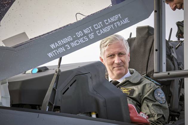 Entertainment Bilder des Tages King Philippe At F-35 Delivery Ceremony - Florennes King Philippe of Belgium, Belgian Air Component Commander GenMaj Aviator Geert Decker, and F-35 pilot Commander of the Belgian F-35 Squadron Tanguy Cortex Five inspect the first Lockheed Martin F-35A Lightning II fighter jets delivered to the Belgian Air and Space Component as they arrive at the Belgian Air Component military airbase Jean Offenberg in Florennes, Belgium, on October 13, 2025. Photo by Olivier Polet ABACAPRESS.COM Florennes Belgium  Copyright: xPoletxOlivier ABACAx