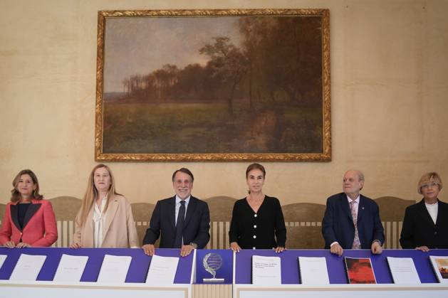 Press conference the day before the presentation of the 78th Planeta Novel Prize The president of Grupo Planeta, José Crehueras 3i , and the members of the Planeta Prize jury, Luz Gabás 2i , Pere Gimferrer 2d , Eva Giner i , Carmen Posadas 3d and Belén López d , before a press conference the day before the presentation of the Planeta Prize, at the Palau de la Música, on October 14, 2025, in Barcelona, Catalonia Spain The Planeta Prize, which will be held tomorrow, October 15, is the largest prize in the world, surpassing the Nobel Prize, which will be held tomorrow, October 15, is the prize with the largest economic endowment in the world, surpassing the Nobel Prize The winning novel is awarded with 1 000 000Ä and the runner-up with 200 00 Copyright: xDavidxZorrakinox 7026554