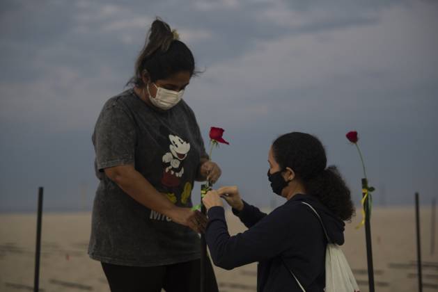 500 thousand deaths by Covid19 in Brazil RIO DE JANEIRO, BRAZIL - JUNE 20: Red roses planted during an event to pay homage to the over 500,000 registered Covid-19 victims and protest against the government s response to the pandemic organized by ONG Rio de Paz at Copacabana Beach on June 20, 2021 in Rio de Janeiro, Brazil. Brazil surpasses 500,000 deaths from coronaviruses, registered the sad mark of half a million deaths since the beginning of the health crisis. Rio de Janeiro Brazil. Editorial use only. Please get in touch for any other usage. Copyright: x2025xAnadoluxFabioxTeixeirax