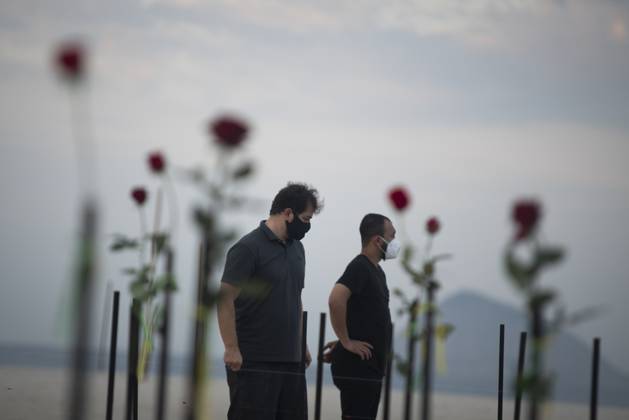 500 thousand deaths by Covid19 in Brazil RIO DE JANEIRO, BRAZIL - JUNE 20: Red roses planted during an event to pay homage to the over 500,000 registered Covid-19 victims and protest against the government s response to the pandemic organized by ONG Rio de Paz at Copacabana Beach on June 20, 2021 in Rio de Janeiro, Brazil. Brazil surpasses 500,000 deaths from coronaviruses, registered the sad mark of half a million deaths since the beginning of the health crisis. Rio de Janeiro Brazil. Editorial use only. Please get in touch for any other usage. Copyright: x2025xAnadoluxFabioxTeixeirax