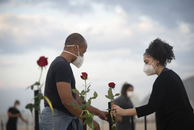 500 thousand deaths by Covid19 in Brazil RIO DE JANEIRO, BRAZIL - JUNE 20: Red roses planted during an event to pay homage to the over 500,000 registered Covid-19 victims and protest against the government s response to the pandemic organized by ONG Rio de Paz at Copacabana Beach on June 20, 2021 in Rio de Janeiro, Brazil. Brazil surpasses 500,000 deaths from coronaviruses, registered the sad mark of half a million deaths since the beginning of the health crisis. Rio de Janeiro Brazil. Editorial use only. Please get in touch for any other usage. Copyright: x2025xAnadoluxFabioxTeixeirax