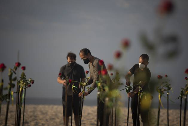 500 thousand deaths by Covid19 in Brazil RIO DE JANEIRO, BRAZIL - JUNE 20: Red roses planted during an event to pay homage to the over 500,000 registered Covid-19 victims and protest against the government s response to the pandemic organized by ONG Rio de Paz at Copacabana Beach on June 20, 2021 in Rio de Janeiro, Brazil. Brazil surpasses 500,000 deaths from coronaviruses, registered the sad mark of half a million deaths since the beginning of the health crisis. Rio de Janeiro Brazil. Editorial use only. Please get in touch for any other usage. Copyright: x2025xAnadoluxFabioxTeixeirax