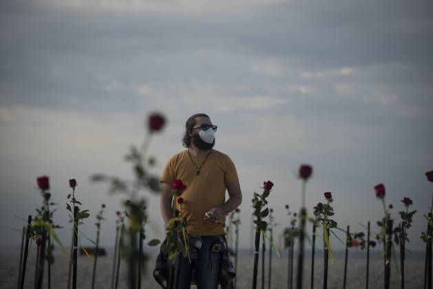 500 thousand deaths by Covid19 in Brazil RIO DE JANEIRO, BRAZIL - JUNE 20: Red roses planted during an event to pay homage to the over 500,000 registered Covid-19 victims and protest against the government s response to the pandemic organized by ONG Rio de Paz at Copacabana Beach on June 20, 2021 in Rio de Janeiro, Brazil. Brazil surpasses 500,000 deaths from coronaviruses, registered the sad mark of half a million deaths since the beginning of the health crisis. Rio de Janeiro Brazil. Editorial use only. Please get in touch for any other usage. Copyright: x2025xAnadoluxFabioxTeixeirax