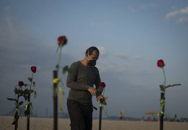 500 thousand deaths by Covid19 in Brazil RIO DE JANEIRO, BRAZIL - JUNE 20: Red roses planted during an event to pay homage to the over 500,000 registered Covid-19 victims and protest against the government s response to the pandemic organized by ONG Rio de Paz at Copacabana Beach on June 20, 2021 in Rio de Janeiro, Brazil. Brazil surpasses 500,000 deaths from coronaviruses, registered the sad mark of half a million deaths since the beginning of the health crisis. Rio de Janeiro Brazil. Editorial use only. Please get in touch for any other usage. Copyright: x2025xAnadoluxFabioxTeixeirax