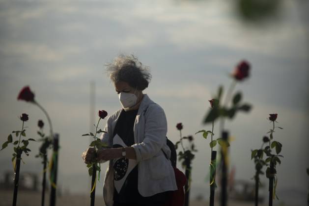 500 thousand deaths by Covid19 in Brazil RIO DE JANEIRO, BRAZIL - JUNE 20: Red roses planted during an event to pay homage to the over 500,000 registered Covid-19 victims and protest against the government s response to the pandemic organized by ONG Rio de Paz at Copacabana Beach on June 20, 2021 in Rio de Janeiro, Brazil. Brazil surpasses 500,000 deaths from coronaviruses, registered the sad mark of half a million deaths since the beginning of the health crisis. Rio de Janeiro Brazil. Editorial use only. Please get in touch for any other usage. Copyright: x2025xAnadoluxFabioxTeixeirax