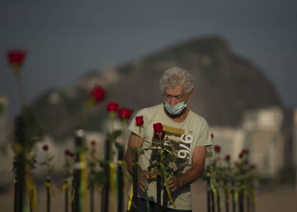 500 thousand deaths by Covid19 in Brazil RIO DE JANEIRO, BRAZIL - JUNE 20: Red roses planted during an event to pay homage to the over 500,000 registered Covid-19 victims and protest against the government s response to the pandemic organized by ONG Rio de Paz at Copacabana Beach on June 20, 2021 in Rio de Janeiro, Brazil. Brazil surpasses 500,000 deaths from coronaviruses, registered the sad mark of half a million deaths since the beginning of the health crisis. Rio de Janeiro Brazil. Editorial use only. Please get in touch for any other usage. Copyright: x2025xAnadoluxFabioxTeixeirax