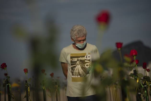 500 thousand deaths by Covid19 in Brazil RIO DE JANEIRO, BRAZIL - JUNE 20: Red roses planted during an event to pay homage to the over 500,000 registered Covid-19 victims and protest against the government s response to the pandemic organized by ONG Rio de Paz at Copacabana Beach on June 20, 2021 in Rio de Janeiro, Brazil. Brazil surpasses 500,000 deaths from coronaviruses, registered the sad mark of half a million deaths since the beginning of the health crisis. Rio de Janeiro Brazil. Editorial use only. Please get in touch for any other usage. Copyright: x2025xAnadoluxFabioxTeixeirax