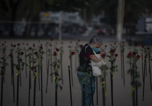 500 thousand deaths by Covid19 in Brazil RIO DE JANEIRO, BRAZIL - JUNE 20: Red roses planted during an event to pay homage to the over 500,000 registered Covid-19 victims and protest against the government s response to the pandemic organized by ONG Rio de Paz at Copacabana Beach on June 20, 2021 in Rio de Janeiro, Brazil. Brazil surpasses 500,000 deaths from coronaviruses, registered the sad mark of half a million deaths since the beginning of the health crisis. Rio de Janeiro Brazil. Editorial use only. Please get in touch for any other usage. Copyright: x2025xAnadoluxFabioxTeixeirax