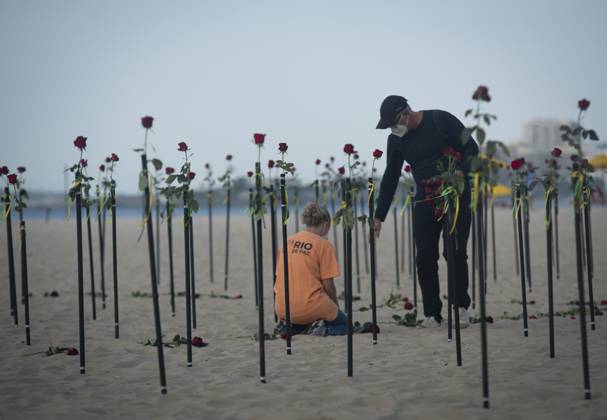 500 thousand deaths by Covid19 in Brazil RIO DE JANEIRO, BRAZIL - JUNE 20: Red roses planted during an event to pay homage to the over 500,000 registered Covid-19 victims and protest against the government s response to the pandemic organized by ONG Rio de Paz at Copacabana Beach on June 20, 2021 in Rio de Janeiro, Brazil. Brazil surpasses 500,000 deaths from coronaviruses, registered the sad mark of half a million deaths since the beginning of the health crisis. Rio de Janeiro Brazil. Editorial use only. Please get in touch for any other usage. Copyright: x2025xAnadoluxFabioxTeixeirax