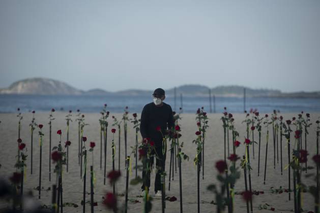 500 thousand deaths by Covid19 in Brazil RIO DE JANEIRO, BRAZIL - JUNE 20: Red roses planted during an event to pay homage to the over 500,000 registered Covid-19 victims and protest against the government s response to the pandemic organized by ONG Rio de Paz at Copacabana Beach on June 20, 2021 in Rio de Janeiro, Brazil. Brazil surpasses 500,000 deaths from coronaviruses, registered the sad mark of half a million deaths since the beginning of the health crisis. Rio de Janeiro Brazil. Editorial use only. Please get in touch for any other usage. Copyright: x2025xAnadoluxFabioxTeixeirax