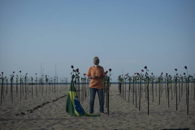 500 thousand deaths by Covid19 in Brazil RIO DE JANEIRO, BRAZIL - JUNE 20: Red roses planted during an event to pay homage to the over 500,000 registered Covid-19 victims and protest against the government s response to the pandemic organized by ONG Rio de Paz at Copacabana Beach on June 20, 2021 in Rio de Janeiro, Brazil. Brazil surpasses 500,000 deaths from coronaviruses, registered the sad mark of half a million deaths since the beginning of the health crisis. Rio de Janeiro Brazil. Editorial use only. Please get in touch for any other usage. Copyright: x2025xAnadoluxFabioxTeixeirax