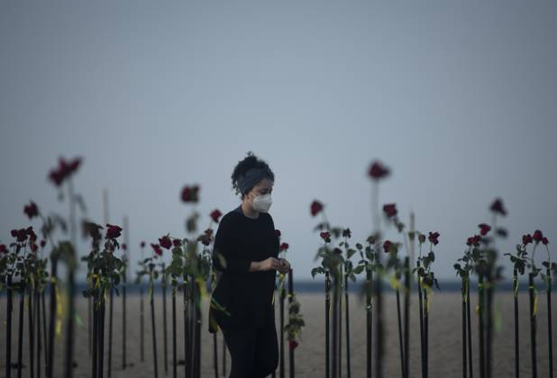 500 thousand deaths by Covid19 in Brazil RIO DE JANEIRO, BRAZIL - JUNE 20: Red roses planted during an event to pay homage to the over 500,000 registered Covid-19 victims and protest against the government s response to the pandemic organized by ONG Rio de Paz at Copacabana Beach on June 20, 2021 in Rio de Janeiro, Brazil. Brazil surpasses 500,000 deaths from coronaviruses, registered the sad mark of half a million deaths since the beginning of the health crisis. Rio de Janeiro Brazil. Editorial use only. Please get in touch for any other usage. Copyright: x2025xAnadoluxFabioxTeixeirax