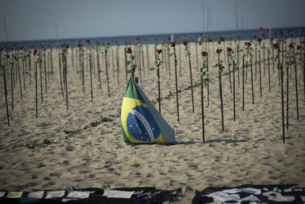 500 thousand deaths by Covid19 in Brazil RIO DE JANEIRO, BRAZIL - JUNE 20: Red roses planted during an event to pay homage to the over 500,000 registered Covid-19 victims and protest against the government s response to the pandemic organized by ONG Rio de Paz at Copacabana Beach on June 20, 2021 in Rio de Janeiro, Brazil. Brazil surpasses 500,000 deaths from coronaviruses, registered the sad mark of half a million deaths since the beginning of the health crisis. Rio de Janeiro Brazil. Editorial use only. Please get in touch for any other usage. Copyright: x2025xAnadoluxFabioxTeixeirax