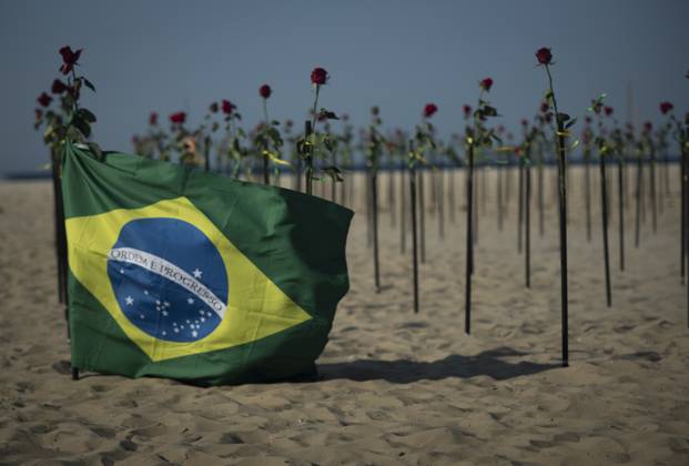 500 thousand deaths by Covid19 in Brazil RIO DE JANEIRO, BRAZIL - JUNE 20: Red roses planted during an event to pay homage to the over 500,000 registered Covid-19 victims and protest against the government s response to the pandemic organized by ONG Rio de Paz at Copacabana Beach on June 20, 2021 in Rio de Janeiro, Brazil. Brazil surpasses 500,000 deaths from coronaviruses, registered the sad mark of half a million deaths since the beginning of the health crisis. Rio de Janeiro Brazil. Editorial use only. Please get in touch for any other usage. Copyright: x2025xAnadoluxFabioxTeixeirax
