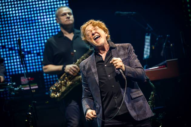 Entertainment Bilder des Tages Simply Red live in Oslo, Norway Oslo, Norway. 14th, October 2025. The British band Simply Red performs a live concert as part of the 40th Anniversary Tour 2025 at Unity Arena in Oslo. Here singer and songwriter Mick Hucknall is seen live on stage. Norway, Oslo, Unity Arena  Copyright: xGonzalesxPhoto TerjexDokkenx