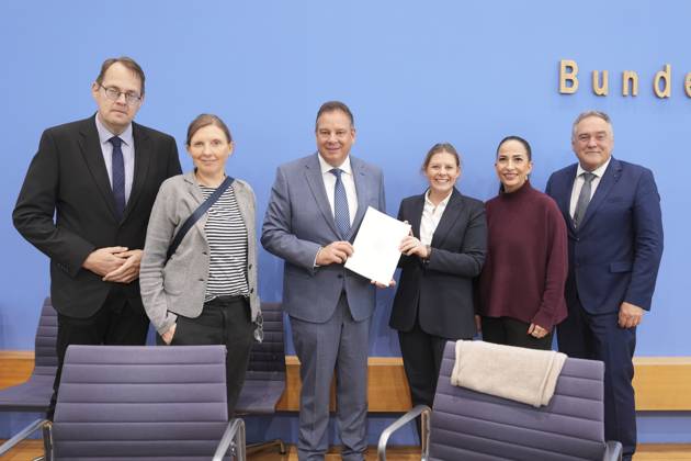 Bundespressekonferenz, Jahresbericht 2024 des Petitionsausschusses Gruppenbild (l-r) Soeren Pellmann (Obmann von DIE LINKE), Corinna Rueffer (Obfrau von BUENDNIS 90-DIE GRUENEN), Andreas Mattfeldt (Sprecher der CDU-CSU-Fraktion);Daniela Rump (Obfrau der SPD);Dr. Huelya Dueber und Manfred Schiller (Obmann der AfD) gemeinsam mit dem Jahresbericht in der Hand bei der Vorstellung Jahresberichts 2024 des Petitionsausschusses in der Bundespressekonferenz, Berlin, 15.10.2025 Berlin Berlin Deutschland