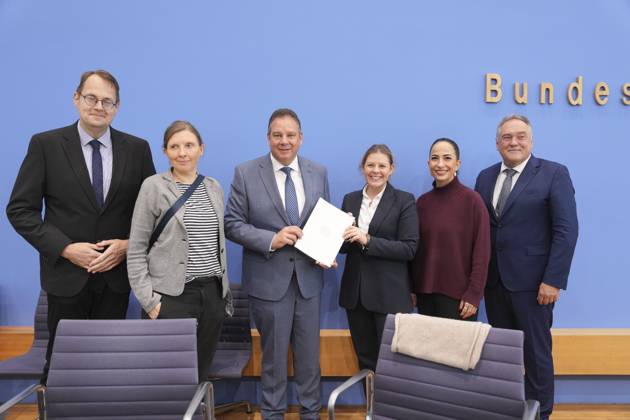 Bundespressekonferenz, Jahresbericht 2024 des Petitionsausschusses Gruppenbild (l-r) Soeren Pellmann (Obmann von DIE LINKE), Corinna Rueffer (Obfrau von BUENDNIS 90-DIE GRUENEN), Andreas Mattfeldt (Sprecher der CDU-CSU-Fraktion);Daniela Rump (Obfrau der SPD);Dr. Huelya Dueber und Manfred Schiller (Obmann der AfD) gemeinsam mit dem Jahresbericht in der Hand bei der Vorstellung Jahresberichts 2024 des Petitionsausschusses in der Bundespressekonferenz, Berlin, 15.10.2025 Berlin Berlin Deutschland