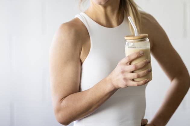IMAGO Creative, Food, High Protein Frühstück Woman holding healthy protein smoothie with yoga clothes San Francisco, California, United States R_HOOX251009-1860964-01 ,model released, Symbolfoto