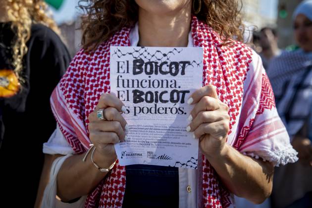 General Strike In Barcelona Supporting Palestine Protesters participate in the general strike called on October 15 by the CGT and other unions in support of Palestine and Gaza. The demonstration passes through several parts of Barcelona and experiences moments of tension and some clashes around Sants station, the city s main railway hub, in Barcelona, Catalonia, Spain, on October 15, 2025. Barcelona Spain  Copyright: xAlbertxLlopx originalFilename: salame-generals251015_npCXI.jpg