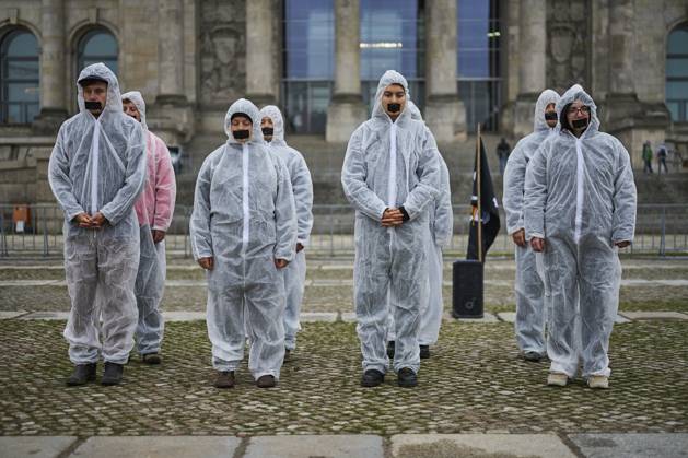 News Bilder des Tages Protestaktion mit verklebten Muendern der Generation Z (Gen Z) fuer mehr Mitbestimmung junger Menschen beim Thema Wehrdienst am Donnerstag (16.10.2025) vor dem Bundestag in Berlin (Siehe epd-Meldung vom 16.10.2025). EDITORIAL USE ONLY