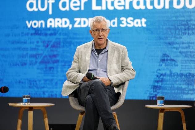 Helmut Böttiger auf der Literaturbühne von ARD, ZDF und 3sat bei der 77. Frankfurter Buchmesse 2025 auf dem Messegelände. Frankfurt am Main, 15.10.2025