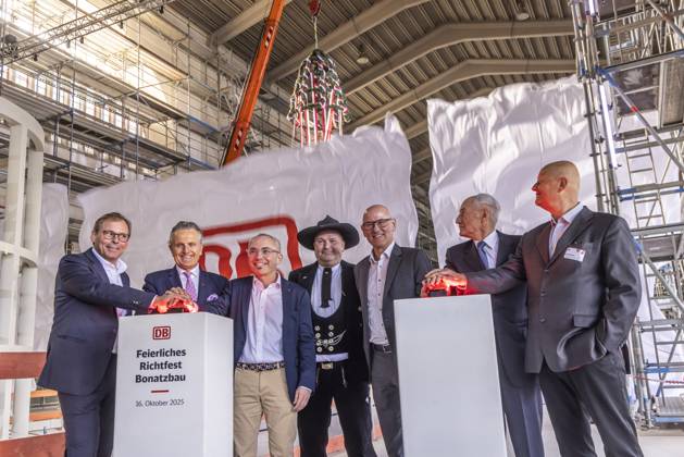 Bahnhof der Zukunft: Bahn feiert Richtfest am historischen Bonatzbau in Stuttgart. Von links Jens Borgschulte, Mitglied des Vorstands Ed. Züblin AG, Dr. Frank Nopper, OB Stuttgart, Ralf Thieme, Vorstand Personenbahnhöfe DB InfraGO AG, Oberpolier Steffen Kuder, Berthold Frieß, Ministerialdirektor im Verkehrsministerium BW, Bernhard Bauer, Vorsitzender Bahnprojekt Stuttgart Ulm, Olaf Drescher, Vorsitzender der Geschäftsführung der DB Projekt Stuttgart Ulm GmbH . 16.10.2025. Stuttgart, Baden-Württemberg, Deutschland