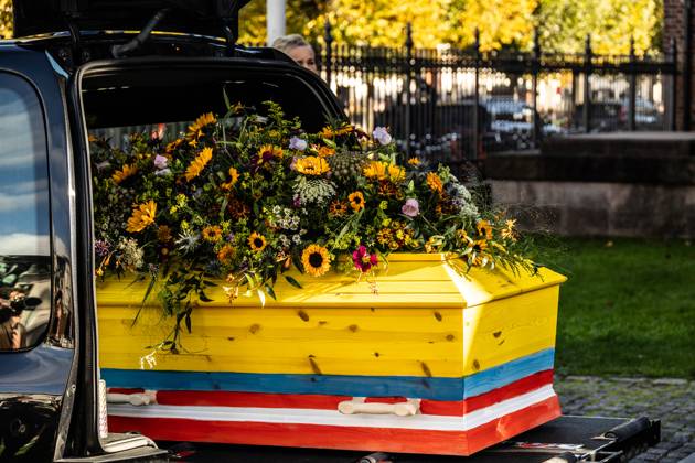 Funeral Of Jorgen Leth In Copenhagen The coffin of Danish poet and film director Jorgen Leth is carried out of the Garnison Church (Garnisons Kirke or Garnisonskirken) after his funeral service at Sankt Annae Plads in Copenhagen, Denmark, on October 16, 2025. Leth dies on September 29, 2025, at the age of 88. Copenhagen Denmark  Copyright: xKristianxTuxenxLadegaardxBergx originalFilename: berg-funeralo251016_npMv7.jpg